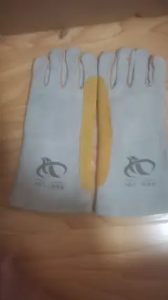 焊工手套长皮双层10元，单层长皮6元，短皮手套4元，质量没得说，焊工手套劳保店里都是15元以上