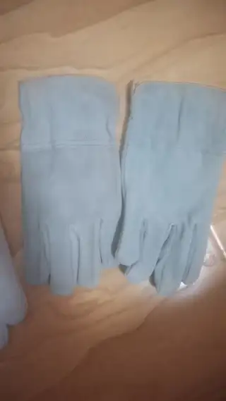 焊工手套长皮双层10元，单层长皮6元，短皮手套4元，质量没得说，焊工手套劳保店里都是15元以上