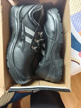 老保鞋42码能有八九双，60元一双