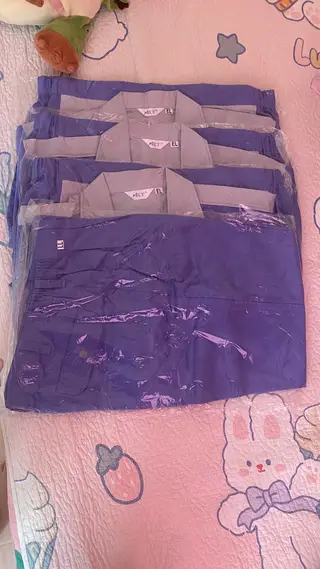 水洗工作服，便宜50元3套，干活穿不用洗，3m口罩2元一个，波纹手套2元一副都要还便宜。雨衣两套新的