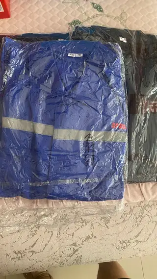 水洗工作服，便宜50元3套，干活穿不用洗，3m口罩2元一个，波纹手套2元一副都要还便宜。雨衣两套新的