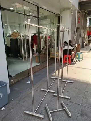 服装展会用了一次撤下来的304不锈钢落地衣架没有地方放了低价出售100元2个
