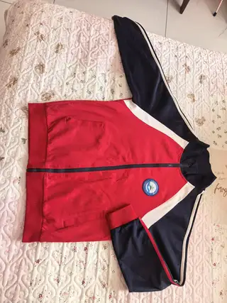 出闲置小学秋季校服一套80元， 155码的95新，基本没有穿过的痕迹，小学校服通用，自己换个校标就可