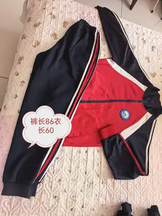 出闲置小学秋季校服一套80元， 155码的95新，基本没有穿过的痕迹，小学校服通用，自己换个校标就可