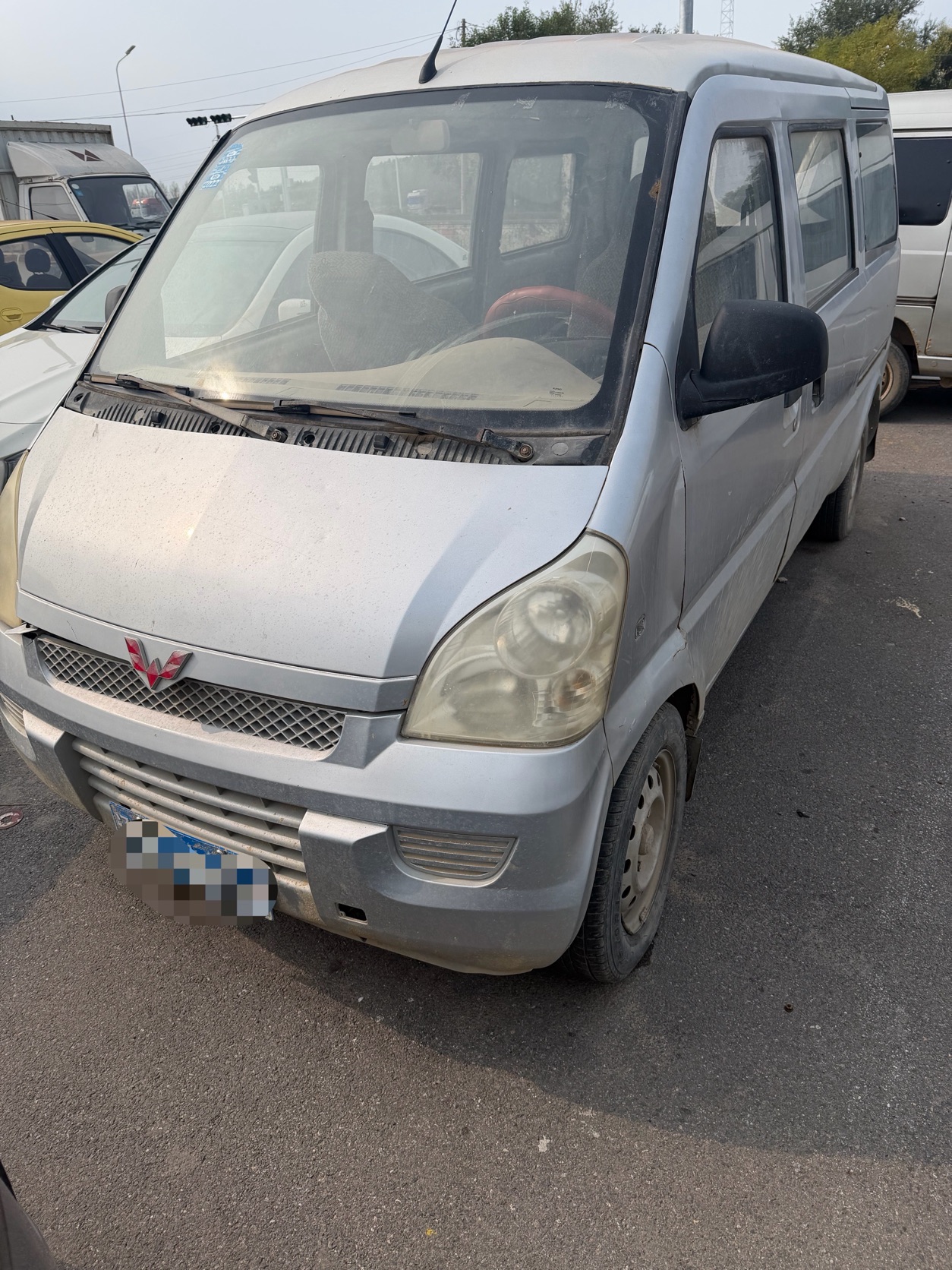 没手续，纯库房，能开能跑。价格不贵3000元