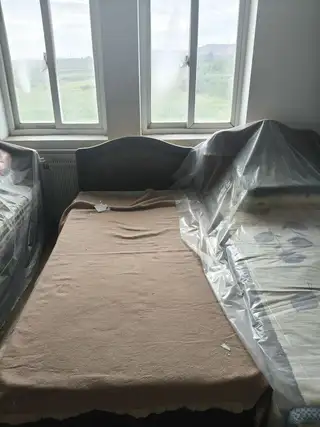大连长兴岛只限自提，红色3人椅150一个，有多个，单人床150加床垫，双人床实木，1200加床垫，非