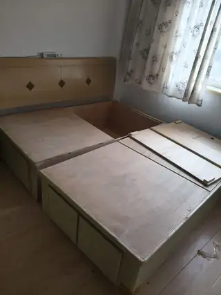 大连长兴岛只限自提，红色3人椅150一个，有多个，单人床150加床垫，双人床实木，床箱式，300不加