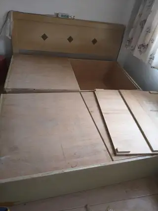 大连长兴岛只限自提，红色3人椅150一个，有多个，单人床150加床垫，双人床实木，床箱式，300不加