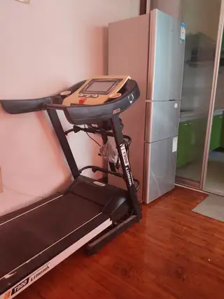 跑步机一台，九成新，买时2000多，有需要的自提