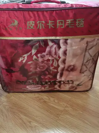 皮尔卡丹加厚拉舍尔毛毯 尺寸约2×2.2米，全新带吊牌，只有结婚当天用了一次，一直没舍得用，现在家里