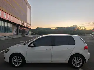 新到13年大众高尔夫，车况精品，全车原版，少量划痕喷漆，实表12万公里，外表内饰嘎嘎新，发动机变速巅