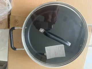 两个新的汤锅