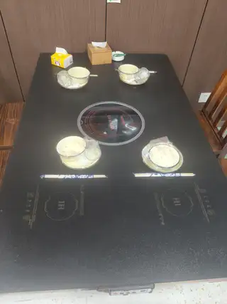 火锅餐桌，电暖风相中的打电话