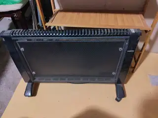 火锅餐桌，电暖风相中的打电话