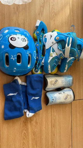 劳保鞋40码的40一双，儿童品牌轮滑鞋九成新全套的30一双，品牌小白鞋10元一双，手套灰色2元，绿色