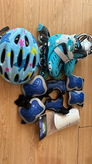 劳保鞋40码的40一双，儿童品牌轮滑鞋九成新全套的30一双，品牌小白鞋10元一双，手套灰色2元，绿色