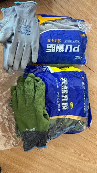 劳保鞋40码的40一双，儿童品牌轮滑鞋九成新全套的30一双，品牌小白鞋10元一双，手套灰色2元，绿色