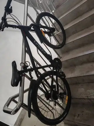 出自行车 铝合金 车架 24速 前后 油刹 车把已加高 时间不长 没怎么骑 有点轻微瑕疵 想要的 海