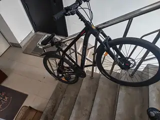 出自行车 铝合金 车架 24速 前后 油刹 车把已加高 时间不长 没怎么骑 有点轻微瑕疵 想要的 海
