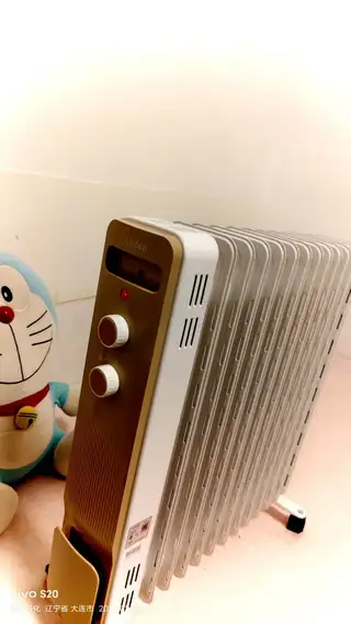 手套10元3付、呼啦圈5元.电暖气全新110元. 趣味地球仪25元.手机📲58元 需要的朋友电联。