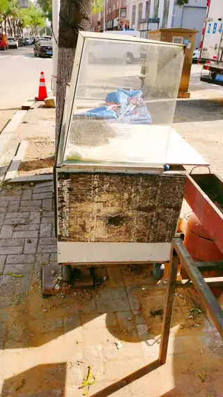 鸡蛋饼车，两个锅，有轮子可推580 展示柜带冷藏冷冻1000 普通展示柜500