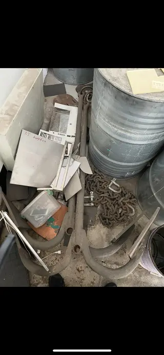 船锚两个。规格：抛进海里之前，长1500，宽1100（仅底部），高150。价格：500元/个。