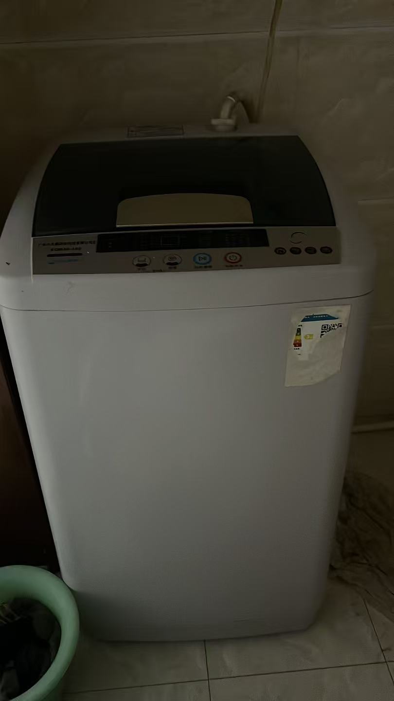 全自动洗衣机出售，5公斤小洗衣机，质量杠杠，适合两三口人用，220岛内包送到家
