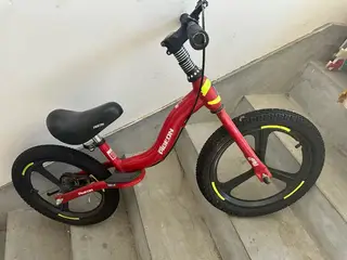优贝自行车带辅助轮100元，红色平衡车飞鸽80元，良良寻麻腰凳50元，书包全新10元，小马桶10元，