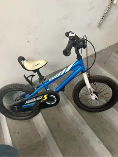 优贝自行车带辅助轮100元，红色平衡车飞鸽80元，良良寻麻腰凳50元，书包全新10元，小马桶10元，