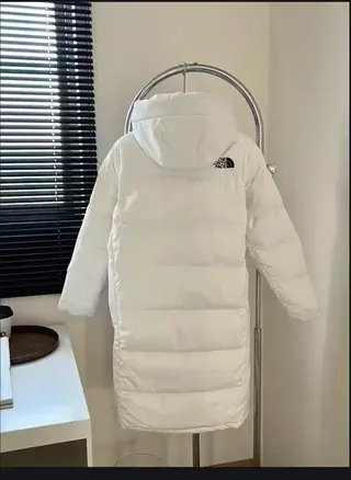 全新长款羽绒服 奶油白 连帽 80%白鸭绒填充 蓬松度高 冬天超暖 过膝长款 男女都能穿 情侣也合适