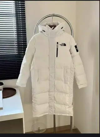全新长款羽绒服 奶油白 连帽 80%白鸭绒填充 蓬松度高 冬天超暖 过膝长款 男女都能穿 情侣也合适
