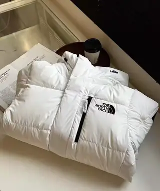 全新长款羽绒服 奶油白 连帽 80%白鸭绒填充 蓬松度高 冬天超暖 过膝长款 男女都能穿 情侣也合适