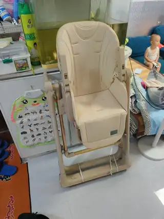 餐椅幼儿时可以当摇篮，。3岁以下孩子可以当秋千玩，大了用不了了。50元 不讲价，很新 连磕碰都没有。