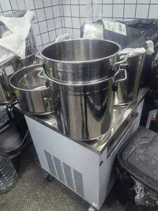 30*30食品级不锈钢桶，20升的 刚用一个月，有轻微使用痕迹 买多了，出5个