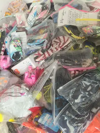出售海边摊位东西，不干了便宜出。游泳衣，泳裤，泳圈拖鞋，小孩子玩具等。