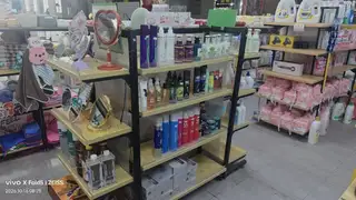 化妆品店店面升级，美容床30-美甲桌80-柜台150-300不等。需要微信电话联系130****31
