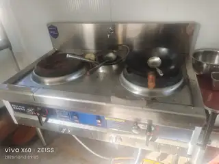 烤肉店不干了，所有东西便宜卖了，炭火的煎肉炉子和桌子一套80。电话180****5169