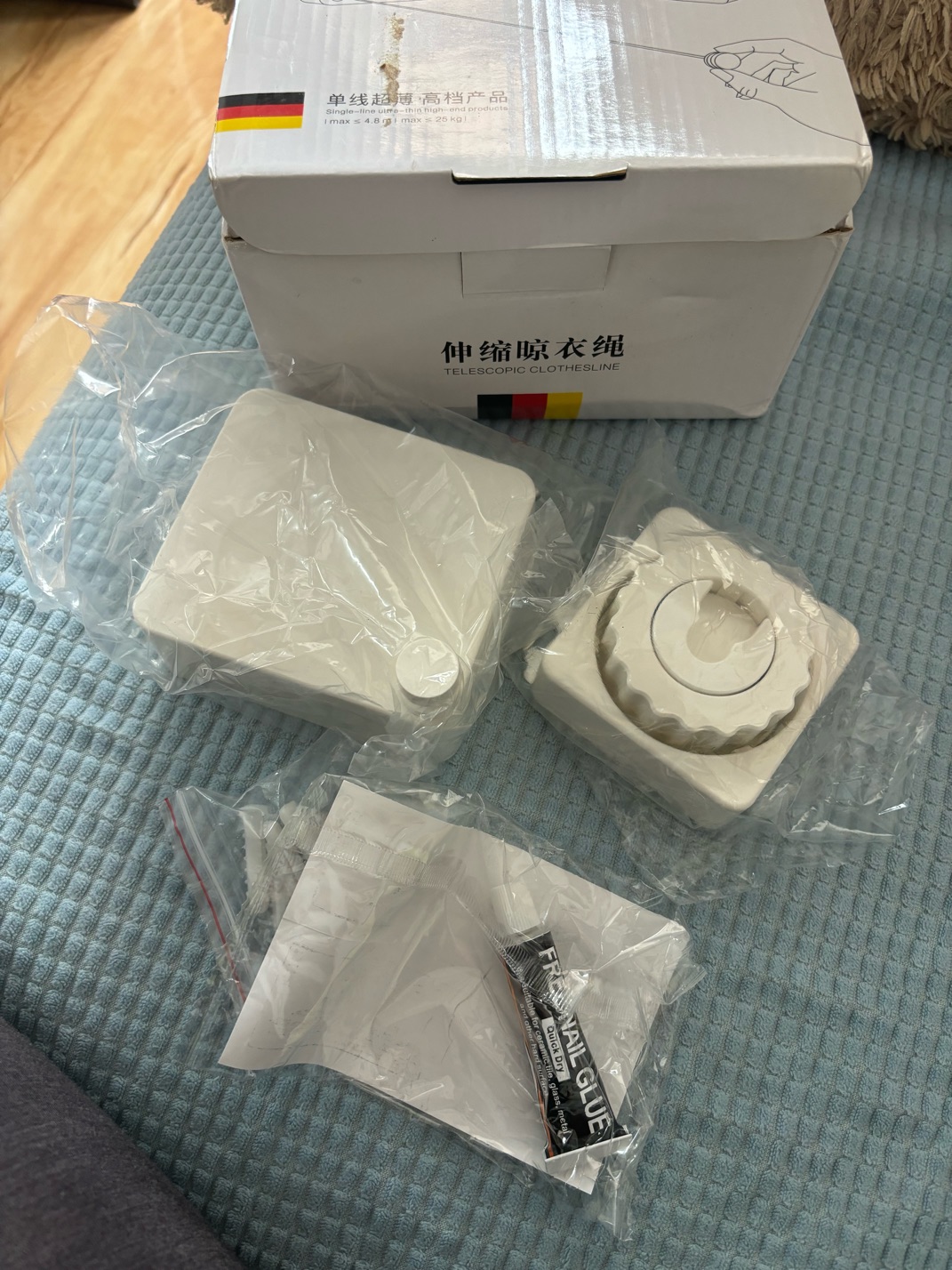 全新伸缩晾衣绳，白色，长度约4-5米，可伸缩调节，收起来不占地方，阳台、卫生间、厨房都能用，晾小件衣