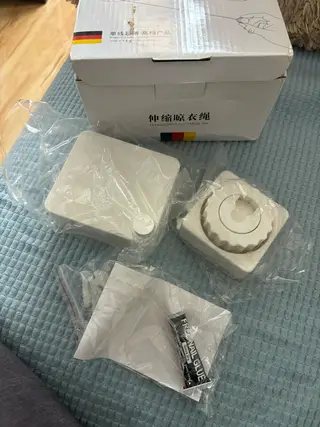 全新伸缩晾衣绳，白色，长度约4-5米，可伸缩调节，收起来不占地方，阳台、卫生间、厨房都能用，晾小件衣