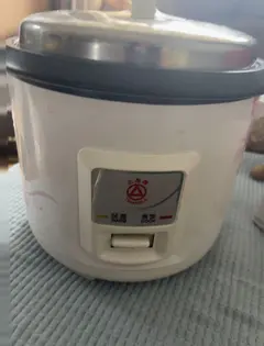 几乎全新三角牌电饭煲，2L容量，型号TG-Z208J，400W小功率，白色机身配粉色花纹，老品牌机械