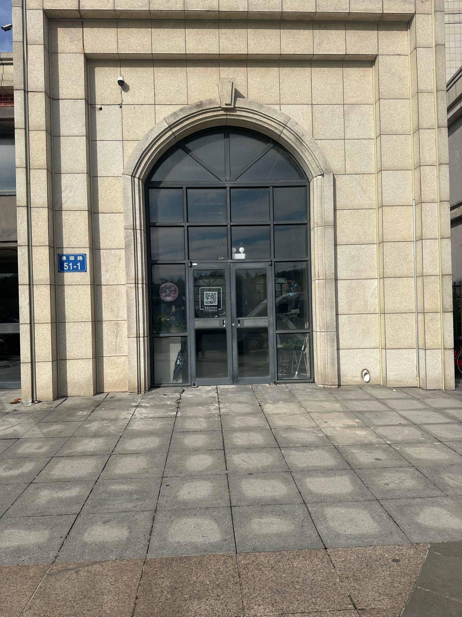 慧海湾东朝向，93平店铺，内部举架5.4米，还有10个月房租，空兑4万