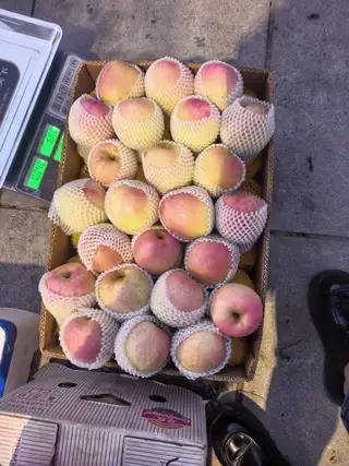 哥哥姐姐们 甜甜自己家里的王林苹果 维纳斯苹果 有需要的加微信私聊 进群 也有团购水果