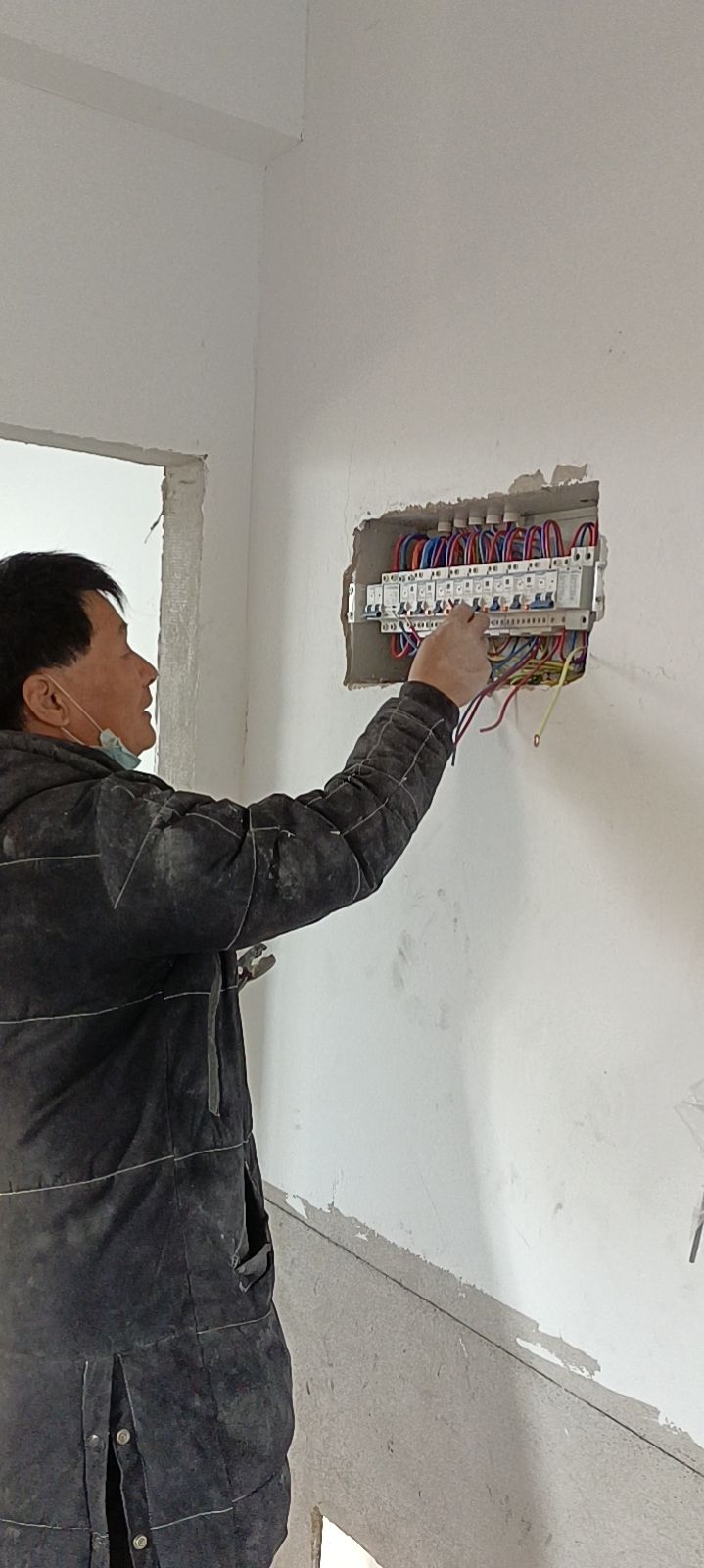 专业给排水，采暖，电气，灯具，线路铺设，监控，安装维修