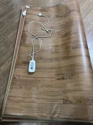 自取，石墨烯电热地暖垫木纹款，天冷了，小孩子在地下爬着玩特别实用！