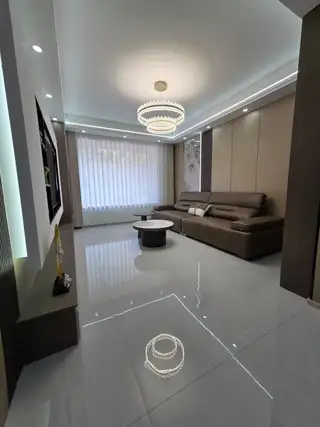 书包房，一楼带私家院子，豪华装修，拎包入住