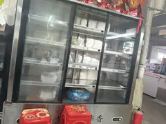 因铺面到期转让冷藏展示柜。 另有吸烟机，煤气炸锅，电炸锅，操作台冰柜，冷藏展示柜，水槽等十二月以后都