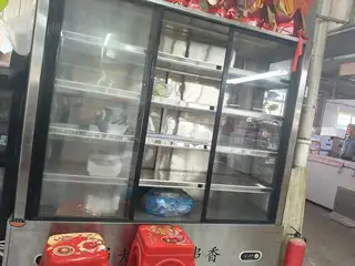 因铺面到期转让冷藏展示柜。 另有吸烟机，煤气炸锅，电炸锅，操作台冰柜，冷藏展示柜，水槽等十二月以后都