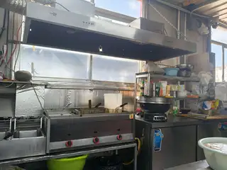 因铺面到期转让冷藏展示柜。 另有吸烟机，煤气炸锅，电炸锅，操作台冰柜，冷藏展示柜，水槽等十二月以后都