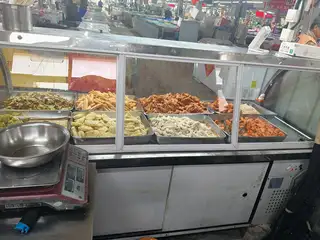 因铺面到期转让冷藏展示柜。 另有吸烟机，煤气炸锅，电炸锅，操作台冰柜，冷藏展示柜，水槽等十二月以后都