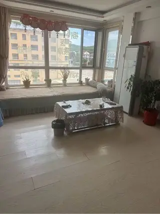近班车，电梯精装修两室！有空调随时看房！